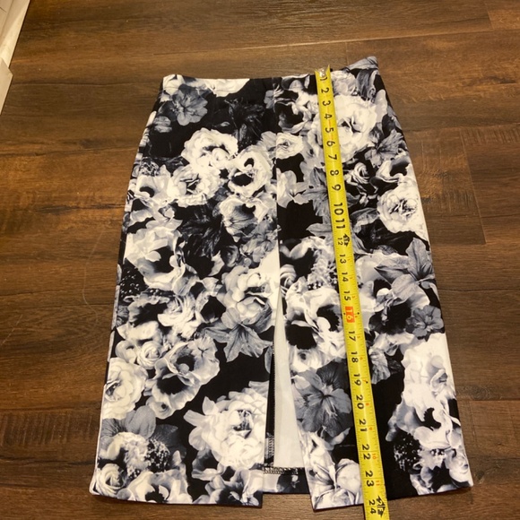 New SHILLA ROSE PRINT PENCIL SKIRT BLACK & WHITE SZ S - Picture 6 of 10